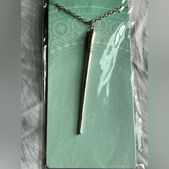 Fantastic Beasts Queenie Goldstein Wand Necklace (NWT) - Picture 3 of 6